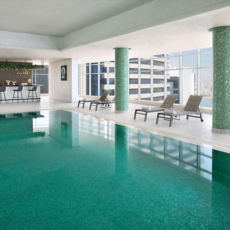 Element By Westin West Bay Doha Hotel Luaran gambar The swimming pool at the hotel