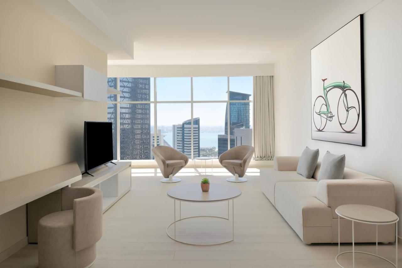 Element By Westin West Bay Doha Hotel Luaran gambar A living room