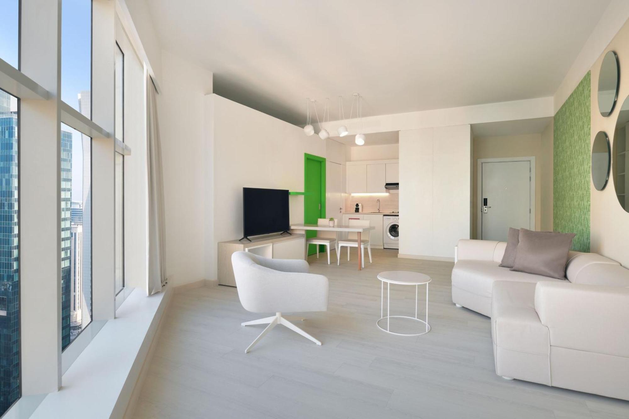 Element By Westin West Bay Doha Hotel Luaran gambar Interior of a typical apartment