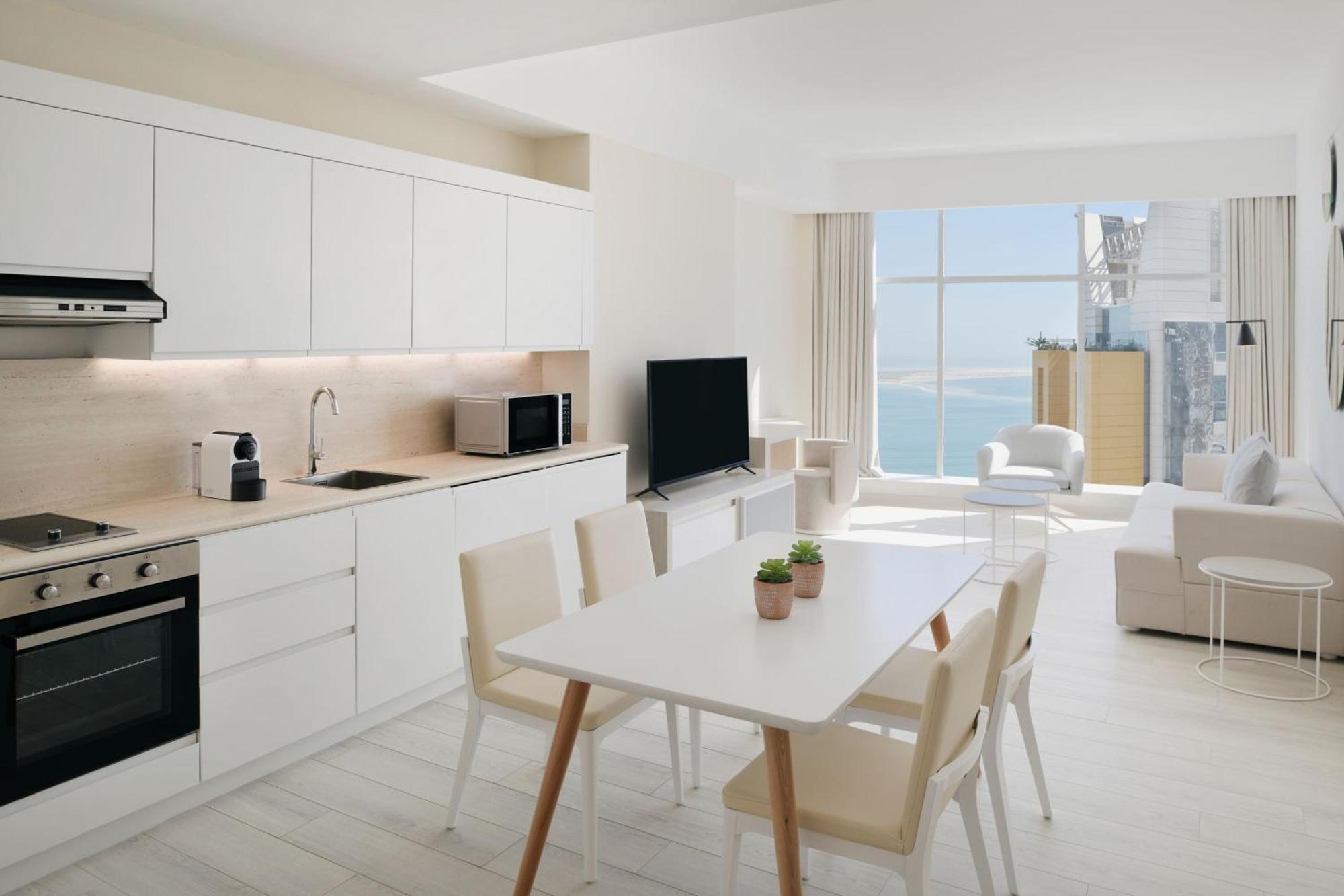 Element By Westin West Bay Doha Hotel Luaran gambar Interior of a typical apartment