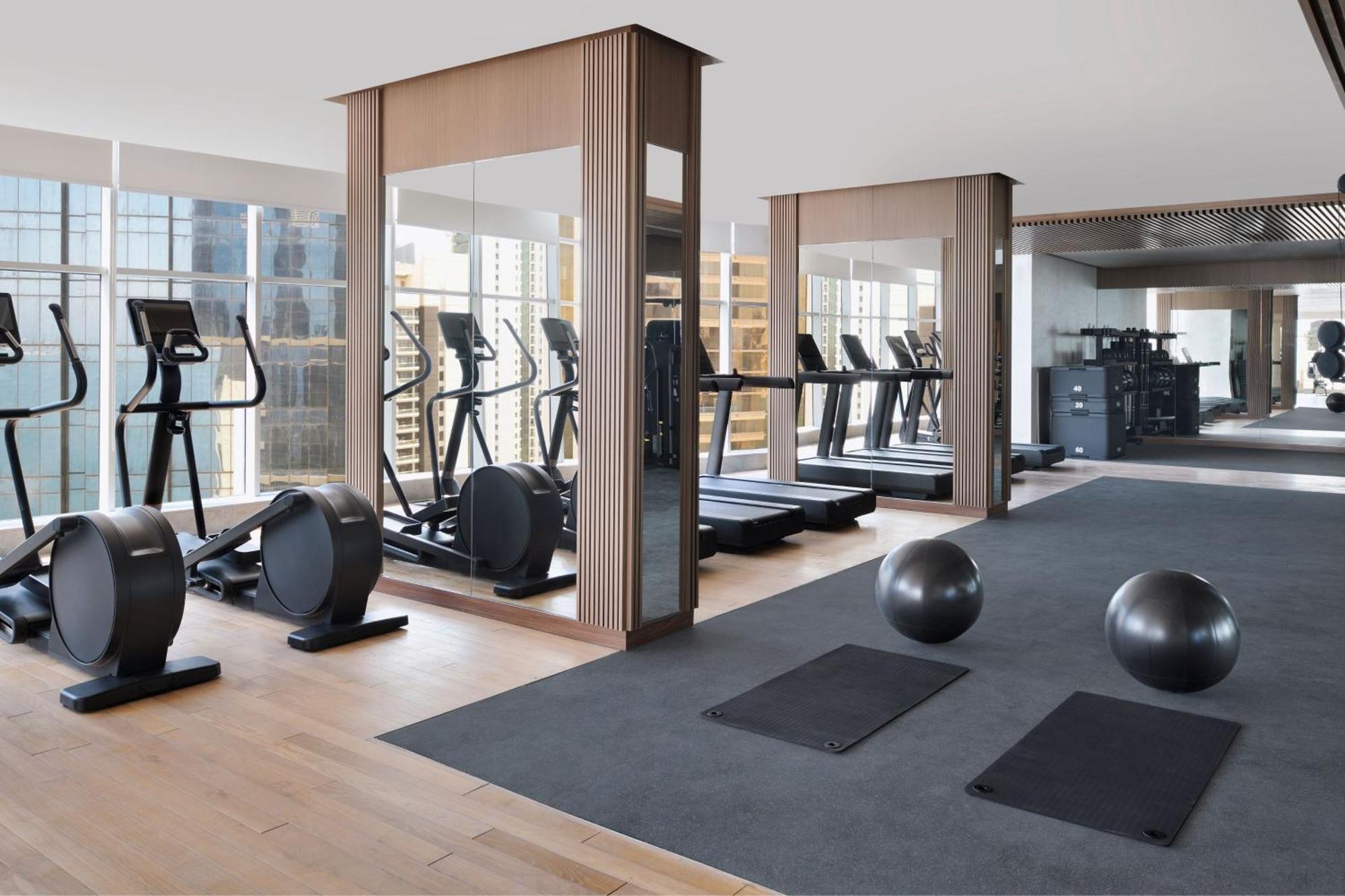 Element By Westin West Bay Doha Hotel Luaran gambar The gym at The Hari