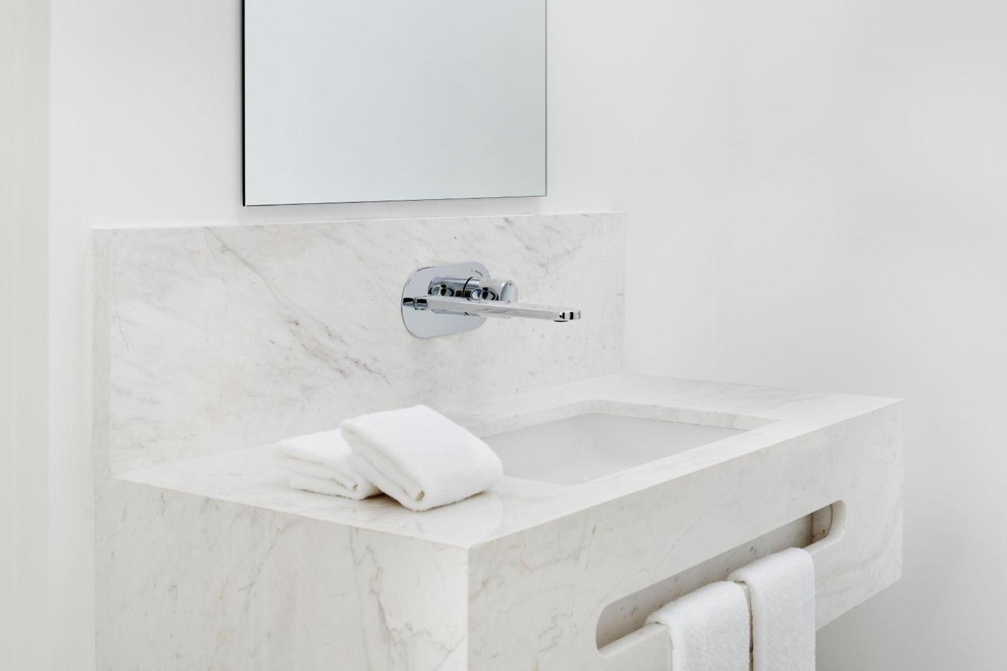 Element By Westin West Bay Doha Hotel Luaran gambar A wall mounted tap